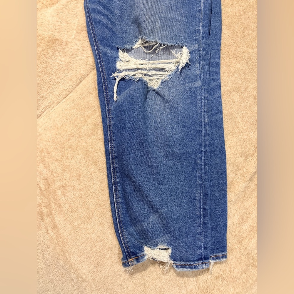 American Eagle Ripped Curvy Mom Jeans - Picture 4 of 8